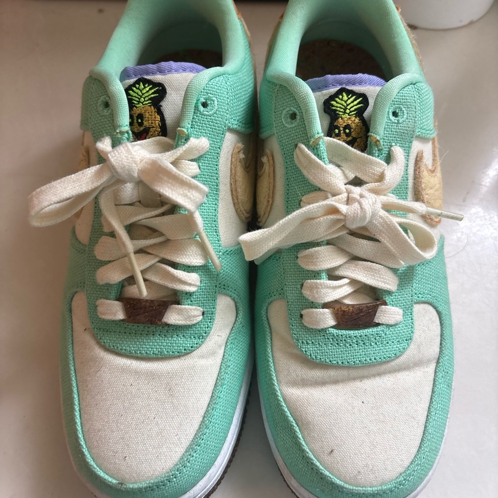 Nike Mint and Cream Kids Sneakers size9.5 women’s size not kids
